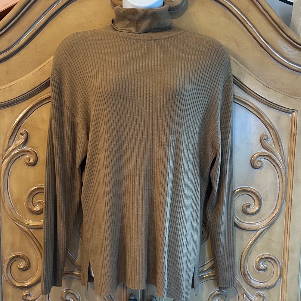 Stephanie Andrew’s Elegant Ribbed Turtleneck Sweater - Tan